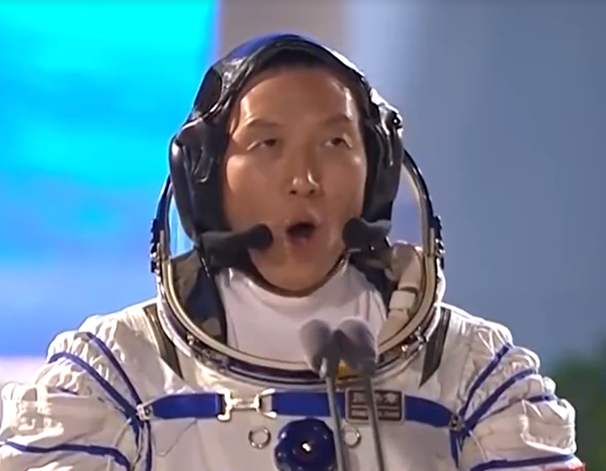 为什么有些主播直播时要戴耳机，而有些主播却不戴？